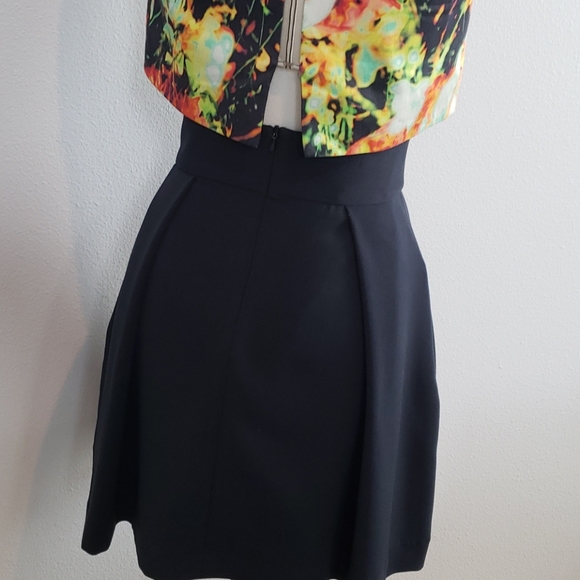 Black Halo Sanibel Two Piece Set Mini Skirt & Top - Picture 5 of 7